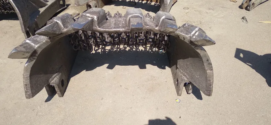 Rebuilt bucket-wheel excavator bucket with cutting teeth and chain curtain