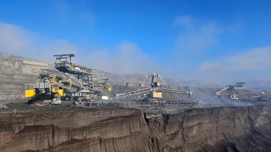 Spreader discharging overburden at the dump