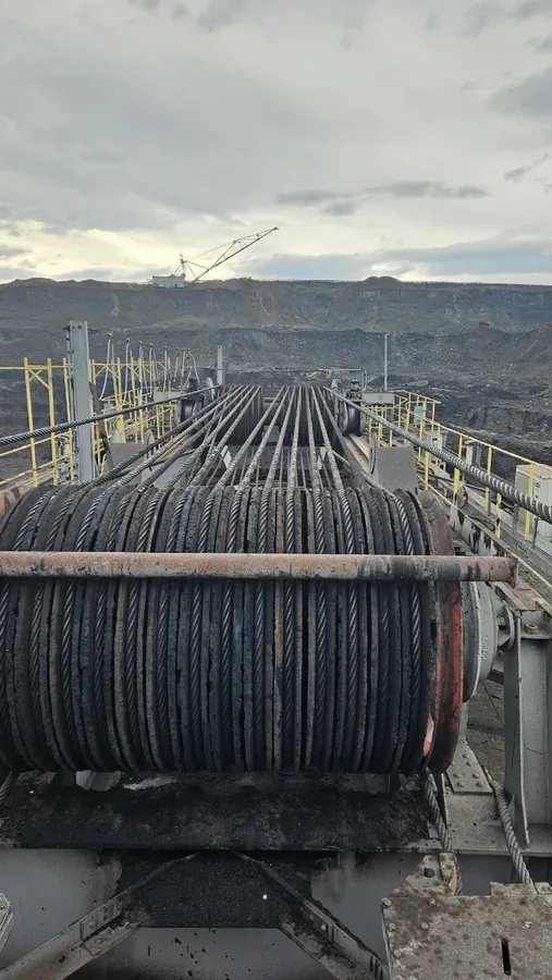 Winch drum and rope reeving on a mining machine